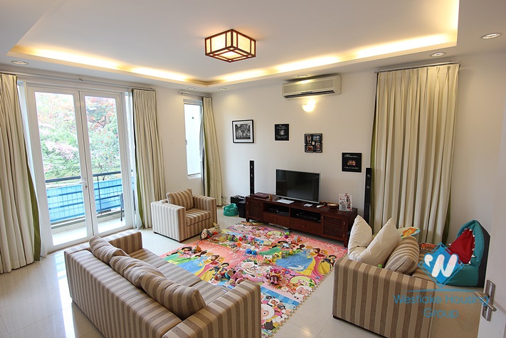 Splendid villa for rent on the lake in Tay Ho, Hanoi 